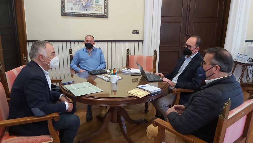 Se ha mantenido esta mañana una reunión con el comisionado del Presidente Puig para la Vega Baja, Antonio Alonso, con el Plan Vega Renhace como asunto de fondo de la misma Se ha mantenido esta mañana una reunión con el comisionado del Presidente Puig para la Vega Baja, Antonio Alonso, con el Plan Vega Renhace como asunto de fondo de la misma