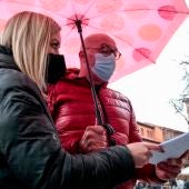 Los hosteleros de León se suman a las protestas convocadas por Hostelería de España bajo el lema 'Nos hacen pagar los platos rotos'. En la imagen, el presidente y la gerente de la Asociación de Hostelería de León, Martín Méndez y Paula Álvarez