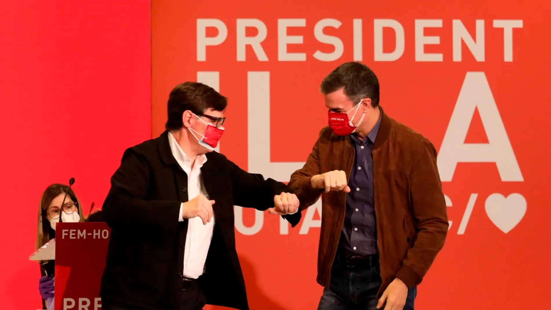 Salvador Illa y Pedro Sánchez se saludan con sus codos en un mitin del PSC.