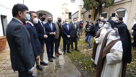 El alcalde de Sevilla junto con el Vicepresidente de la Junta y el delegado de Turismo en el Ayuntamiento de Sevilla