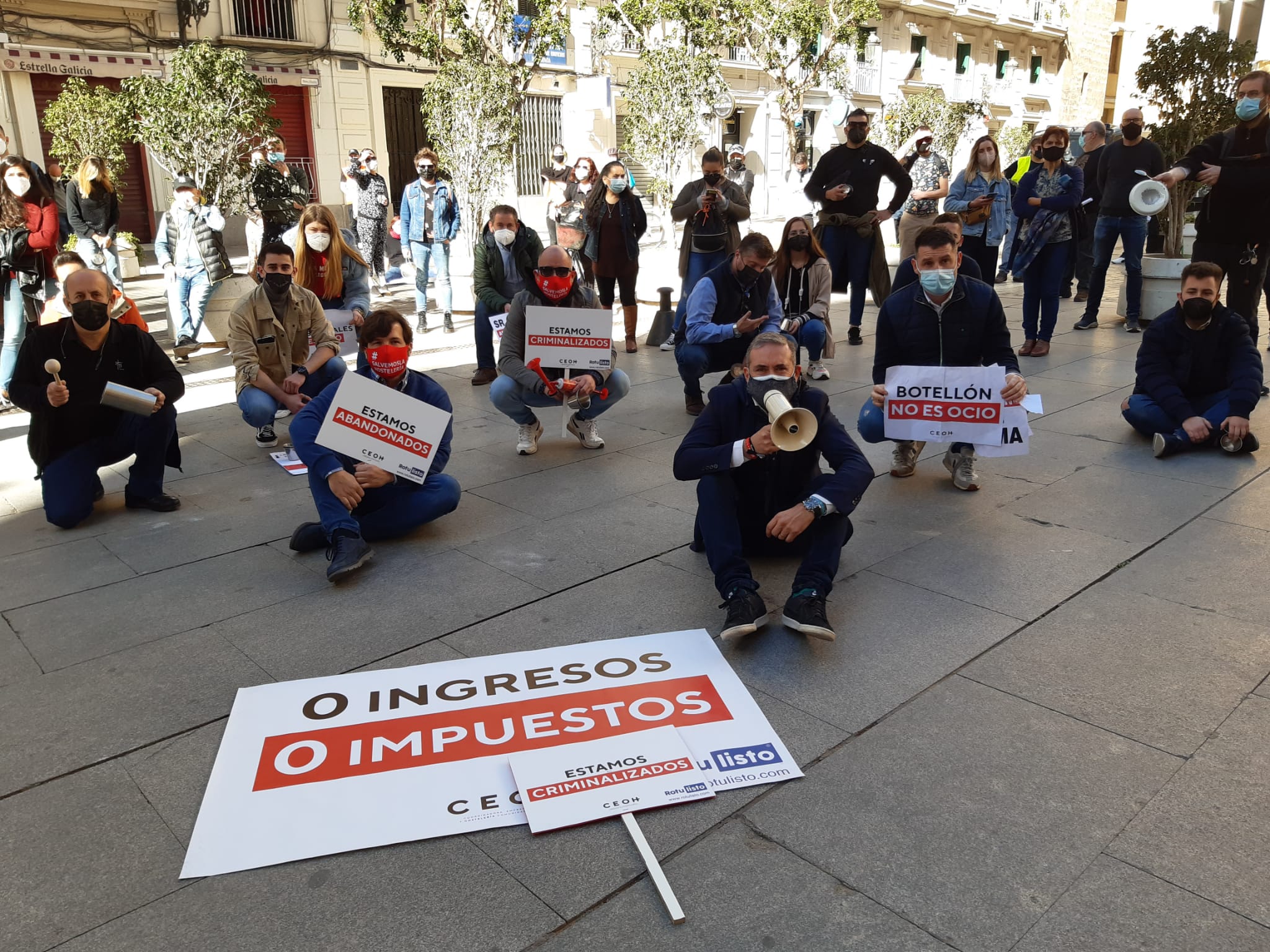 Sentada de los hosteleros ante la Generalitat por el cierre de sus negocios Sentada de los hosteleros ante la Generalitat por el cierre de sus negocios