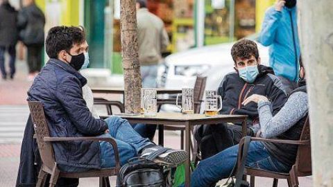 La pandemia ha dejado a los j&oacute;venes sin sus habituales v&iacute;as de escape