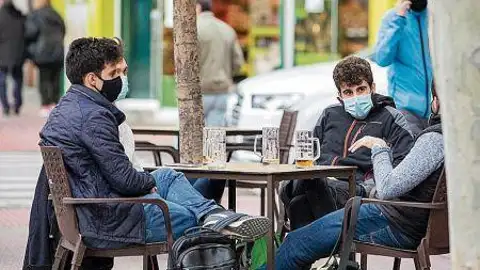 La pandemia ha dejado a los jóvenes sin sus habituales vías de escape La pandemia ha dejado a los jóvenes sin sus habituales vías de escape