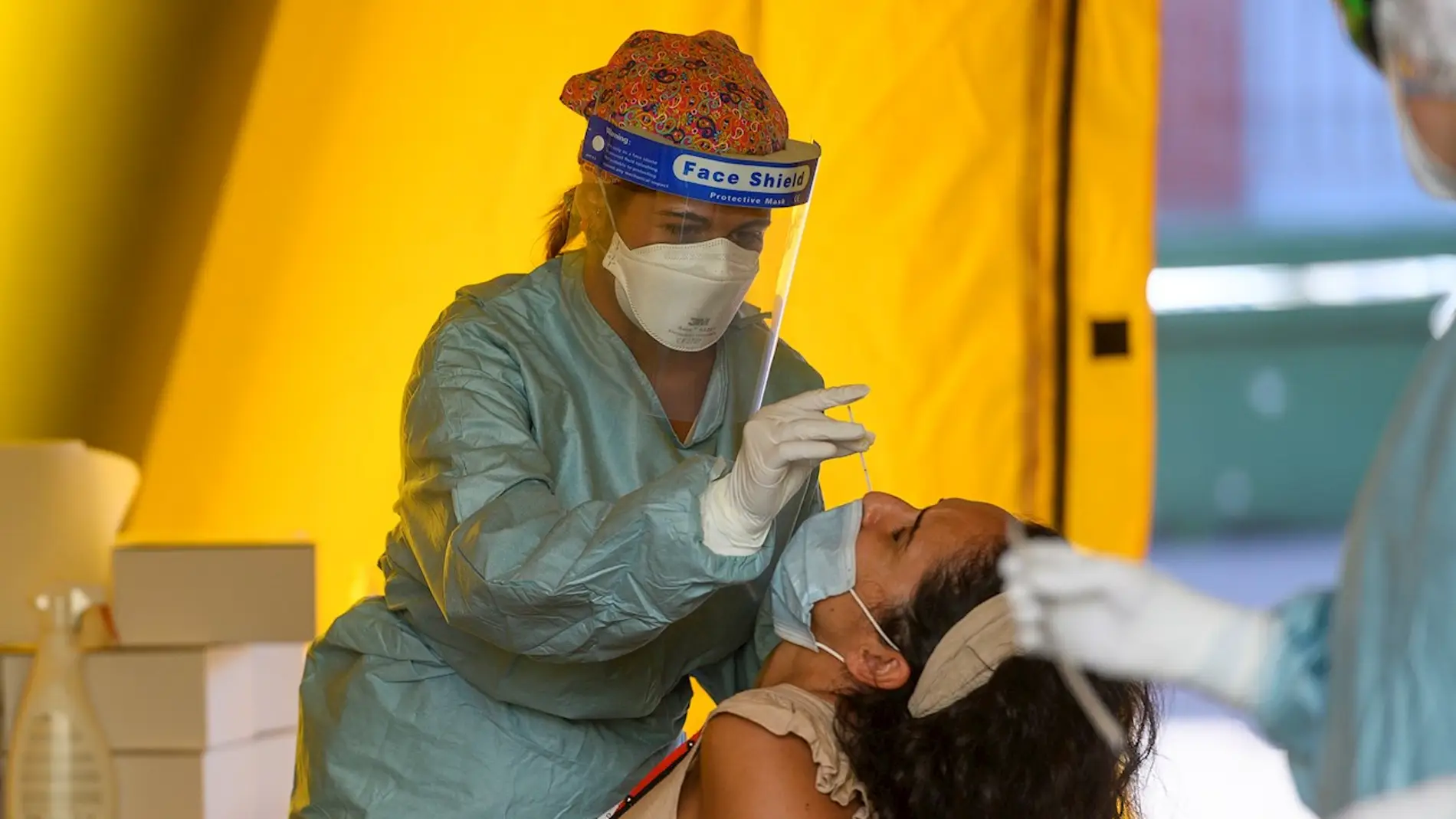 Una enfermera realiza una prueba para detectar el coronavirus.
