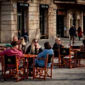 Aspecto de una terraza de un bar en el centro de Barcelona. 