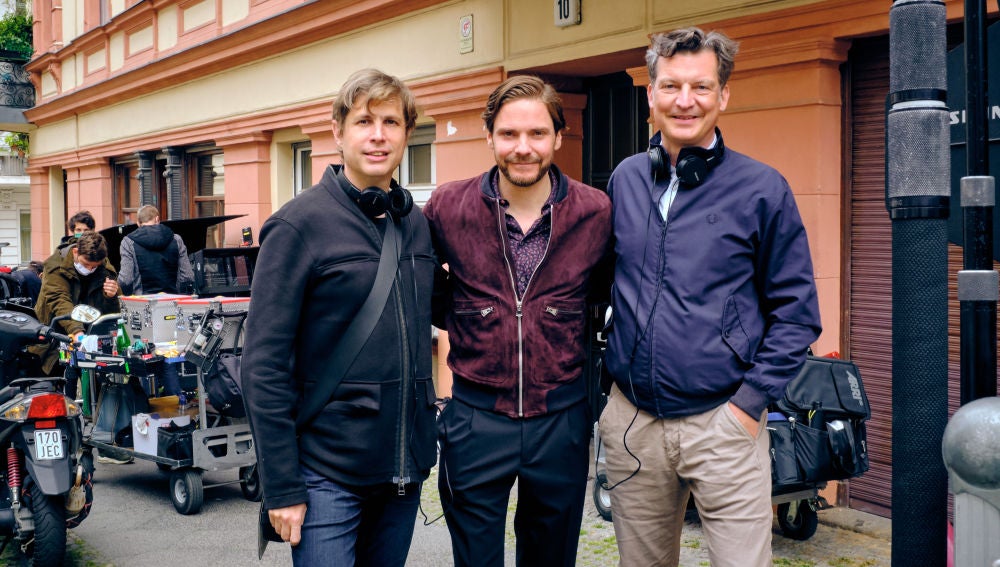 El actor Daniel Brühl, en el centro, durante el rodaje de 'Nebenan', su ópera prima como director