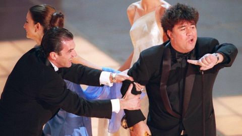 Antonio Banderas y Pen&eacute;lope Cruz tiran del brazo de Pedro Almod&oacute;var sobre el escenario de los Oscar en el a&ntilde;o 2000
