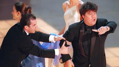 Antonio Banderas y Penélope Cruz tiran del brazo de Pedro Almodóvar sobre el escenario de los Oscar en el año 2000 Antonio Banderas y Penélope Cruz tiran del brazo de Pedro Almodóvar sobre el escenario de los Oscar en el año 2000