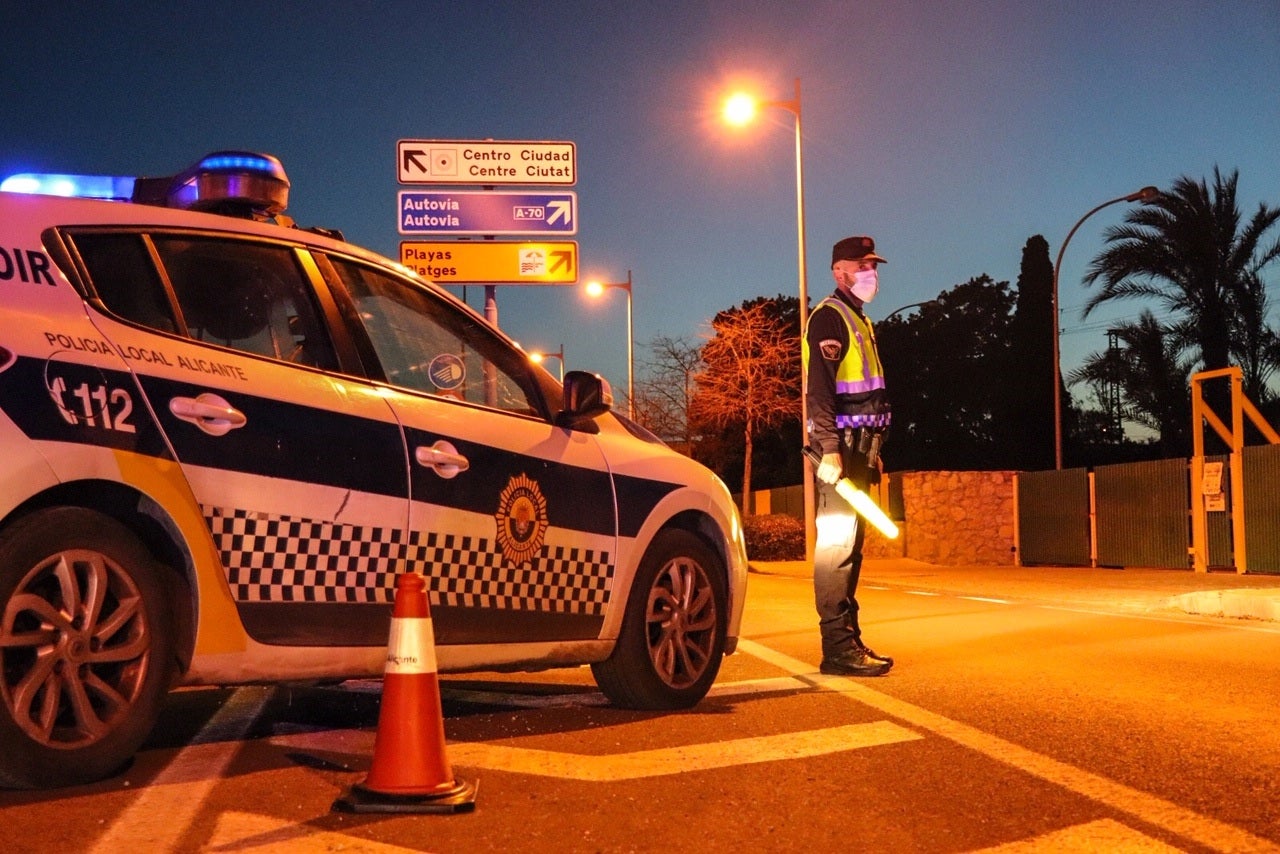 La Policía Local de Alicante impone 106 denuncias y disuelve cuatro botellones en los últimos tres días La Policía Local de Alicante impone 106 denuncias y disuelve cuatro botellones en los últimos tres días