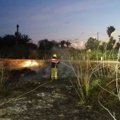 Bombero en el incendio en la zona de cañar de la carretera Elche-Dolores.