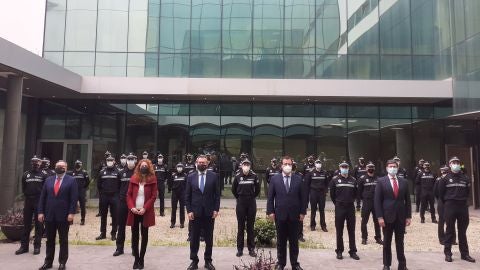 Foto de las autoridades con los nuevos agentes de la Policía Local