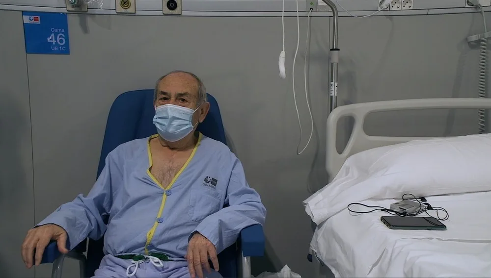 José Ángel, un paciente que espera su alta y la de su mujer escuchando Onda Cero