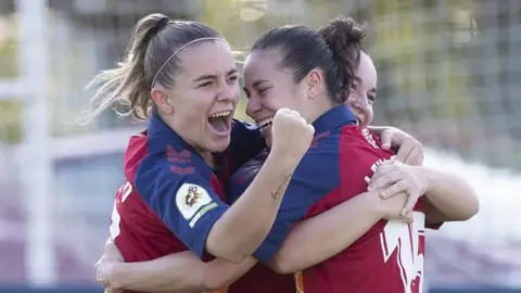Leyre Fernández Las jugadoras de osasuna celebran un gol