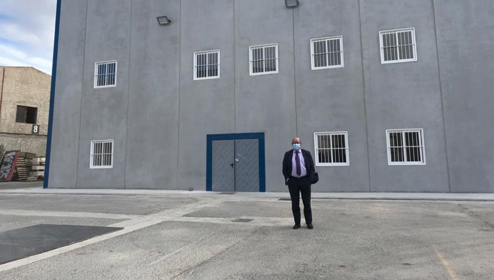 José Ramón González en el exterior de la nave