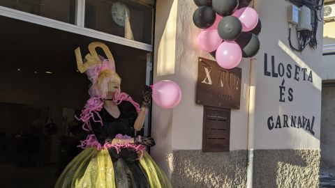 La peluquería X Tu Estilistes se engalana para celebrar el carnaval virtual de Lloseta