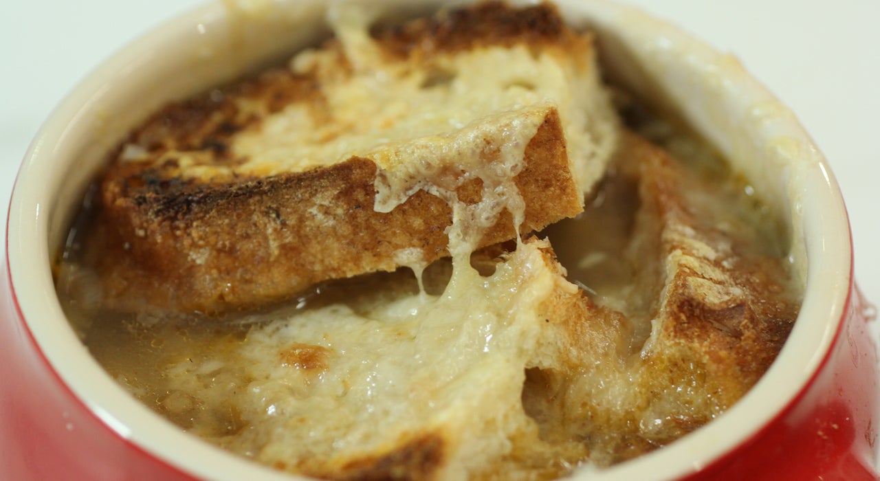Así se prepara la sopa gratinada de cebolla, la receta anti San Valentín de Robin Food Así se prepara la sopa gratinada de cebolla, la receta anti San Valentín de Robin Food