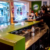 Mujer detrás de la barra con mascarilla por el coronavirus Mujer detrás de la barra con mascarilla por el coronavirus