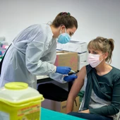 Una mujer recibe la vacuna contra el coronavirus Una mujer recibe la vacuna contra el coronavirus