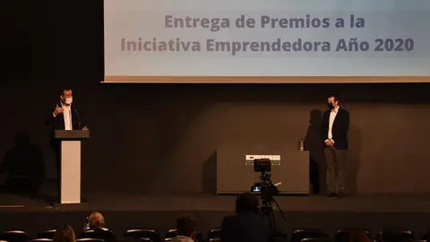 El alcalde de Elche y el concejal de Promoción Económica en la entrega de los premios Emprendedores 2020. El alcalde de Elche y el concejal de Promoción Económica en la entrega de los premios Emprendedores 2020.