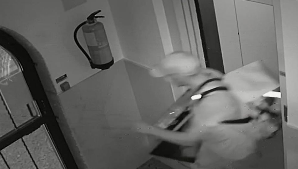 Uno de los presuntos implicados en los robos captados por una cámara de seguridad