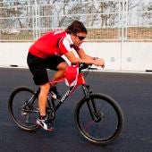 Fernando Alonso, en bicicleta en una imagen de archivo.