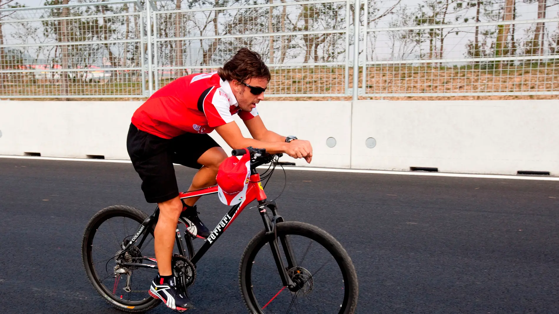Fernando Alonso, en bicicleta en una imagen de archivo.