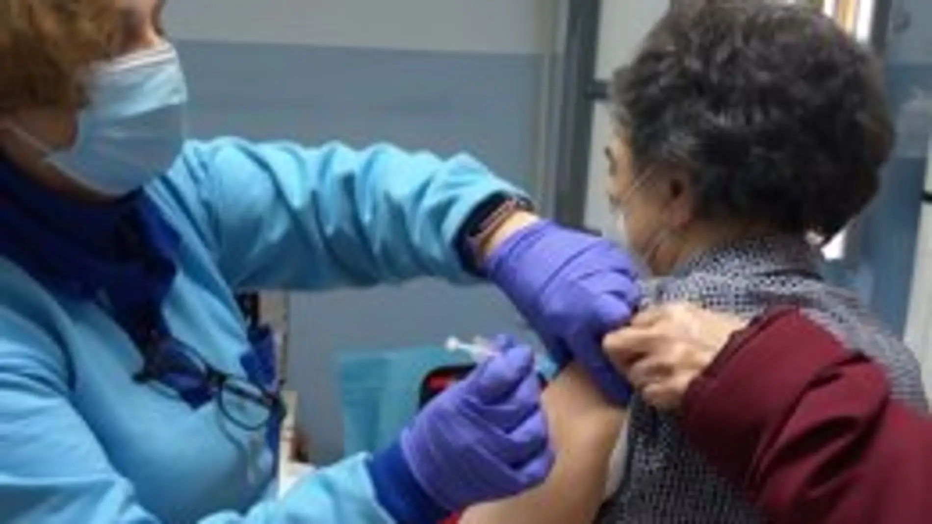 Salud establece 19 puntos de vacunación en Sevilla para las personas mayores de 80 años
