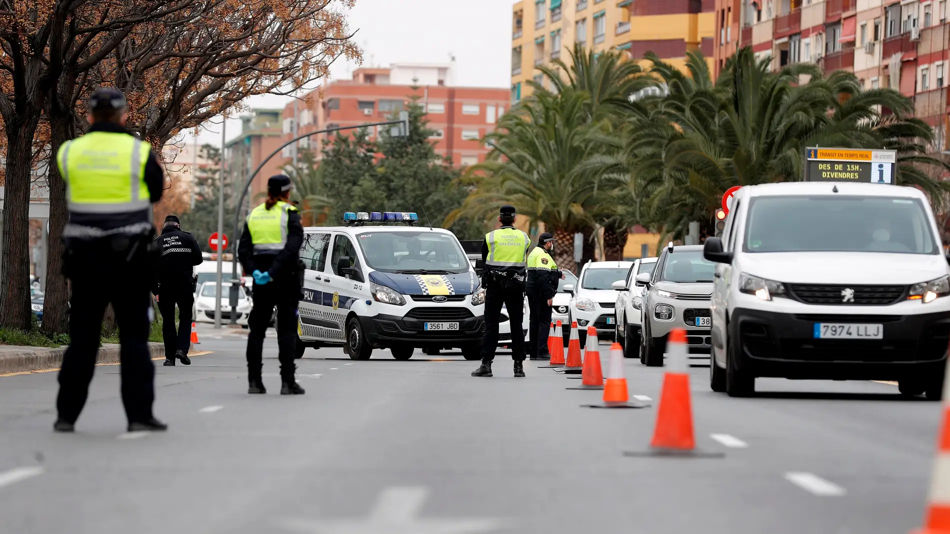 Agentes de la Policía Local de Valencia realizan un control en la salida hacia Madrid.