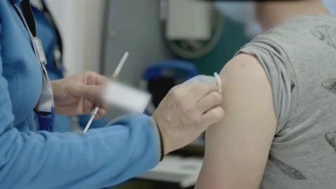 Un sanitario se prepara para administrar una vacunas