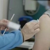 Un sanitario se prepara para administrar una vacunas