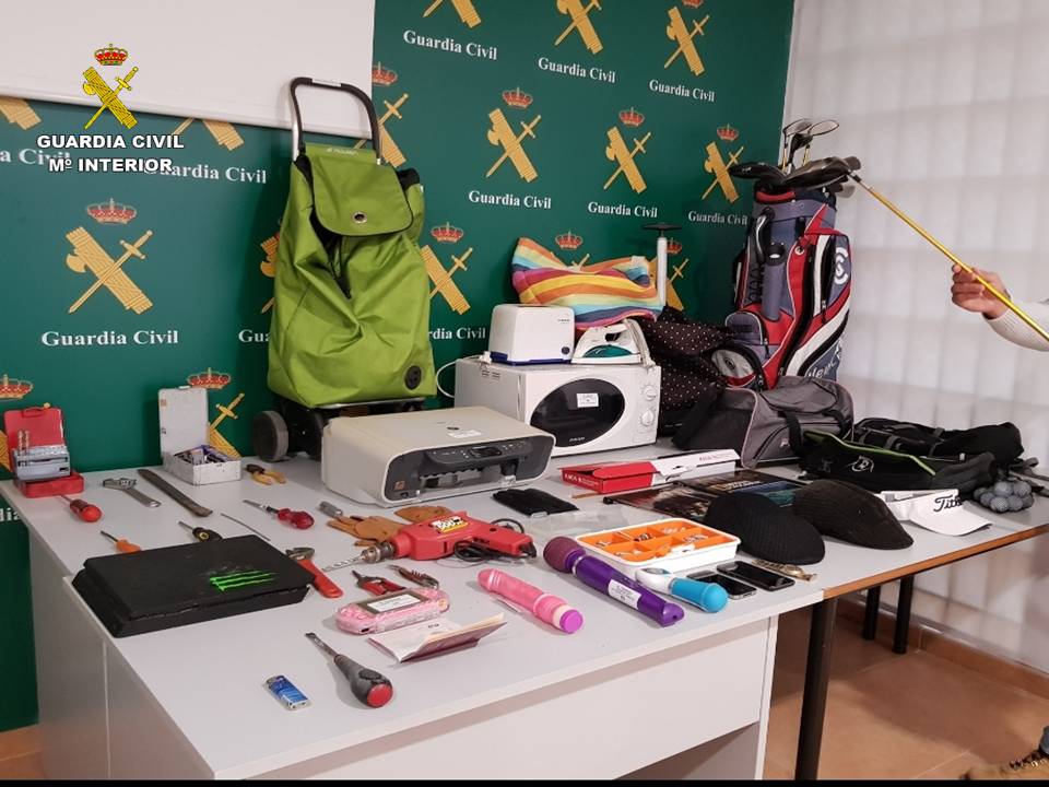 La Guardia Civil detiene en Torrevieja a los autores de 28 delitos de robo en viviendas La Guardia Civil detiene en Torrevieja a los autores de 28 delitos de robo en viviendas