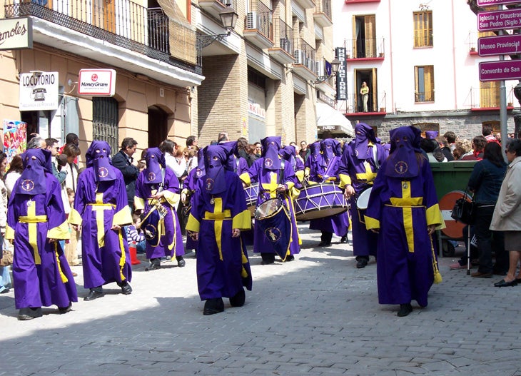 Suspendidas las procesiones y demás actos públicos Suspendidas las procesiones y demás actos públicos