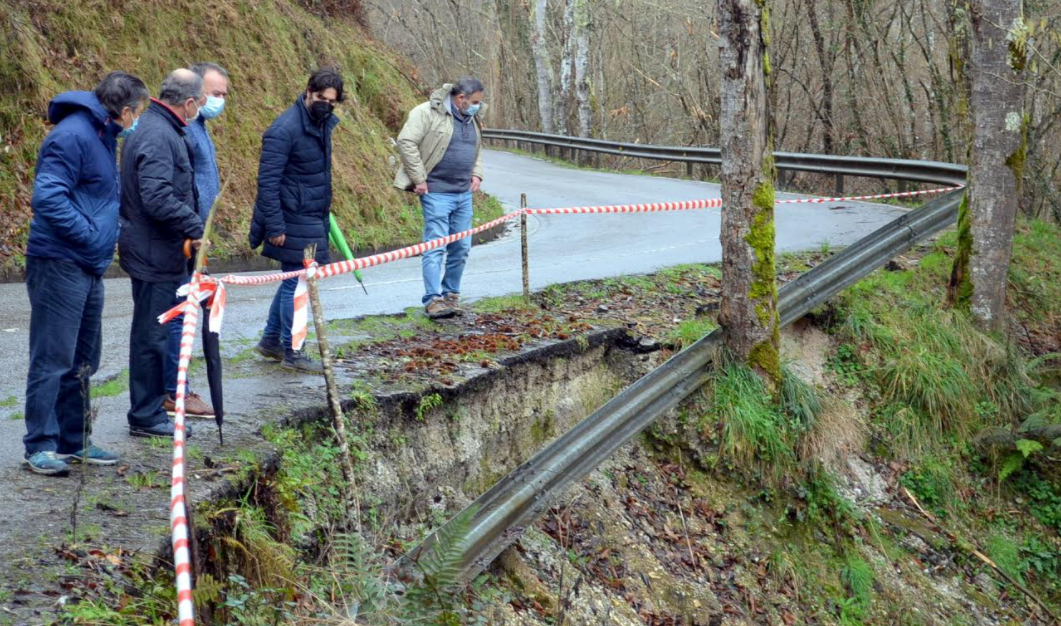 El alcalde de Llanes reclama al Principado una intervención de urgencia en la carretera AS-343 "antes de que ocurra un accidente" El alcalde de Llanes reclama al Principado una intervención de urgencia en la carretera AS-343 "antes de que ocurra un accidente"