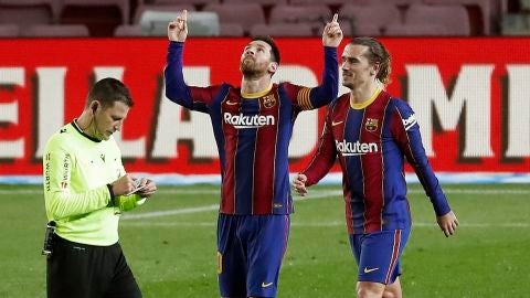 Messi se&ntilde;ala al cielo en la celebraci&oacute;n de un gol con el Bar&ccedil;a.
