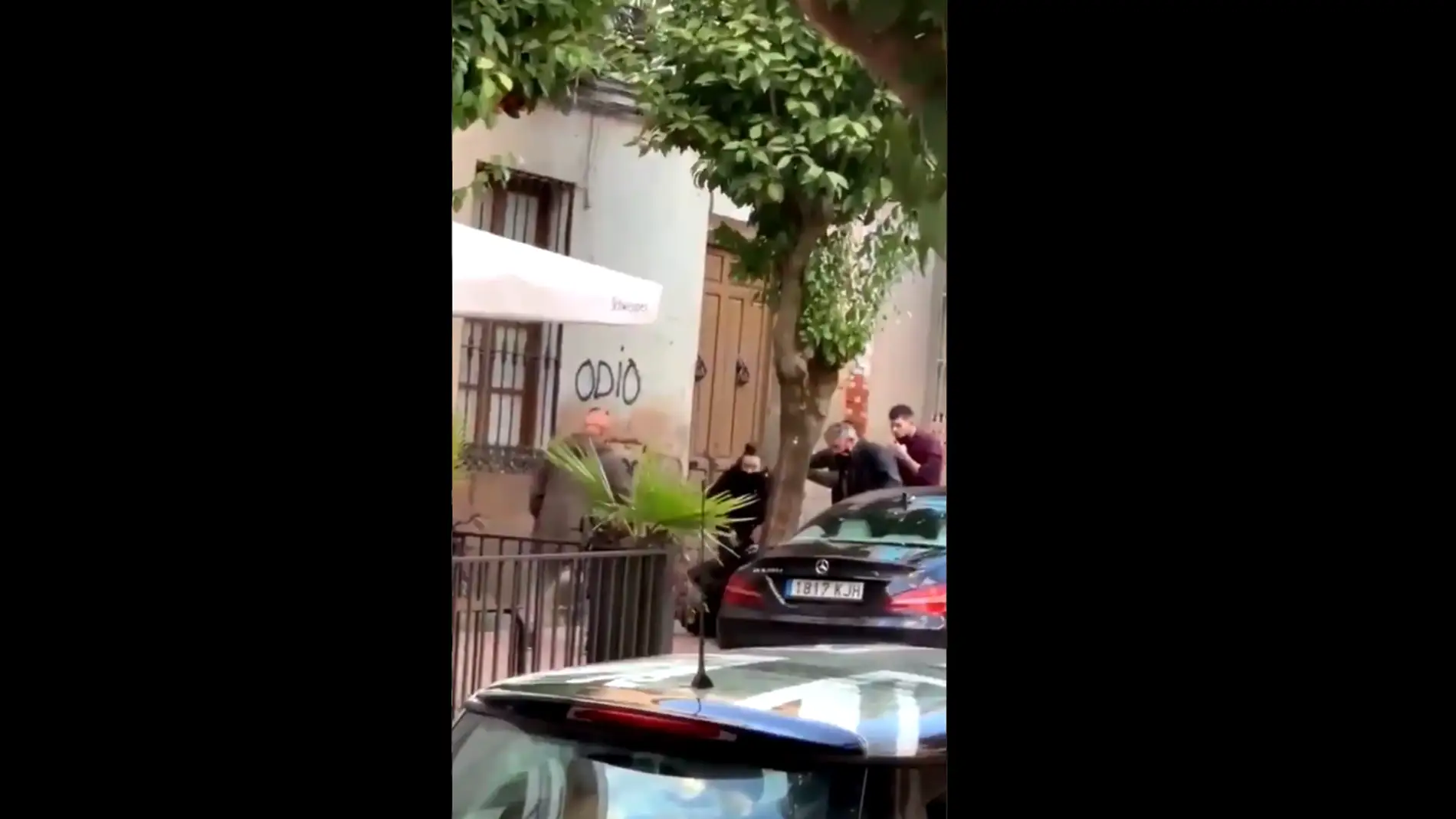 Dos policías nacionales propinan una brutal paliza a un hombre en presencia de su hija en Linares