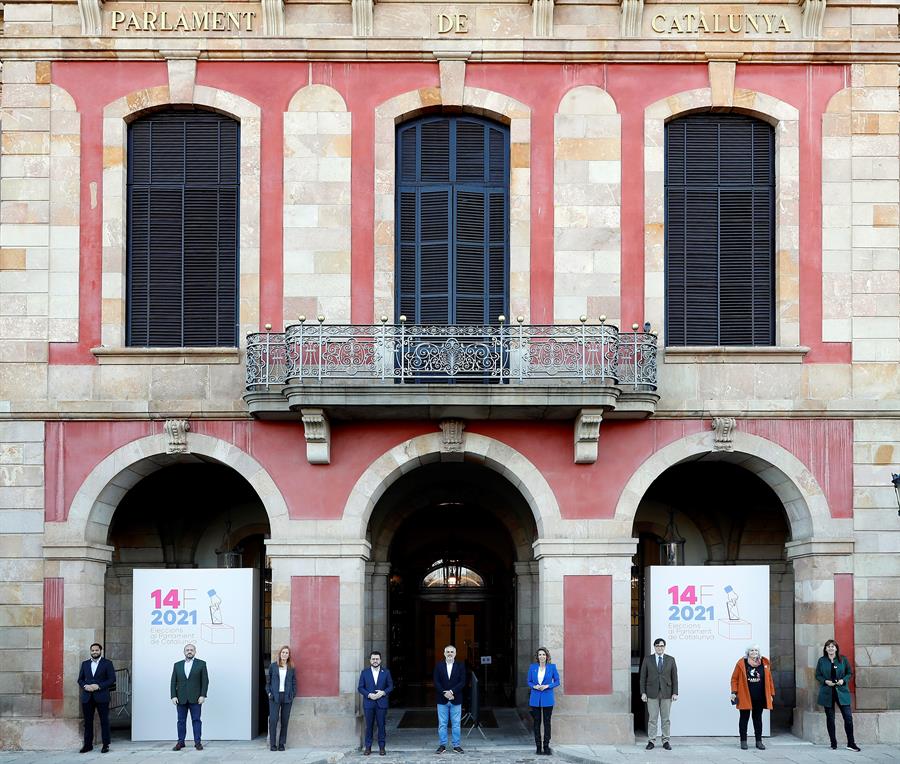 Los candidatos posan juntos en el Parlament antes de la jornada de reflexión Los candidatos posan juntos en el Parlament antes de la jornada de reflexión