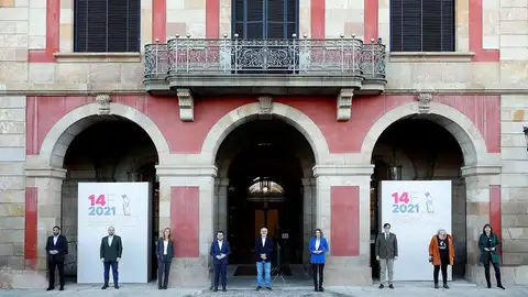 Los candidatos posan juntos en el Parlament antes de la jornada de reflexión Los candidatos posan juntos en el Parlament antes de la jornada de reflexión