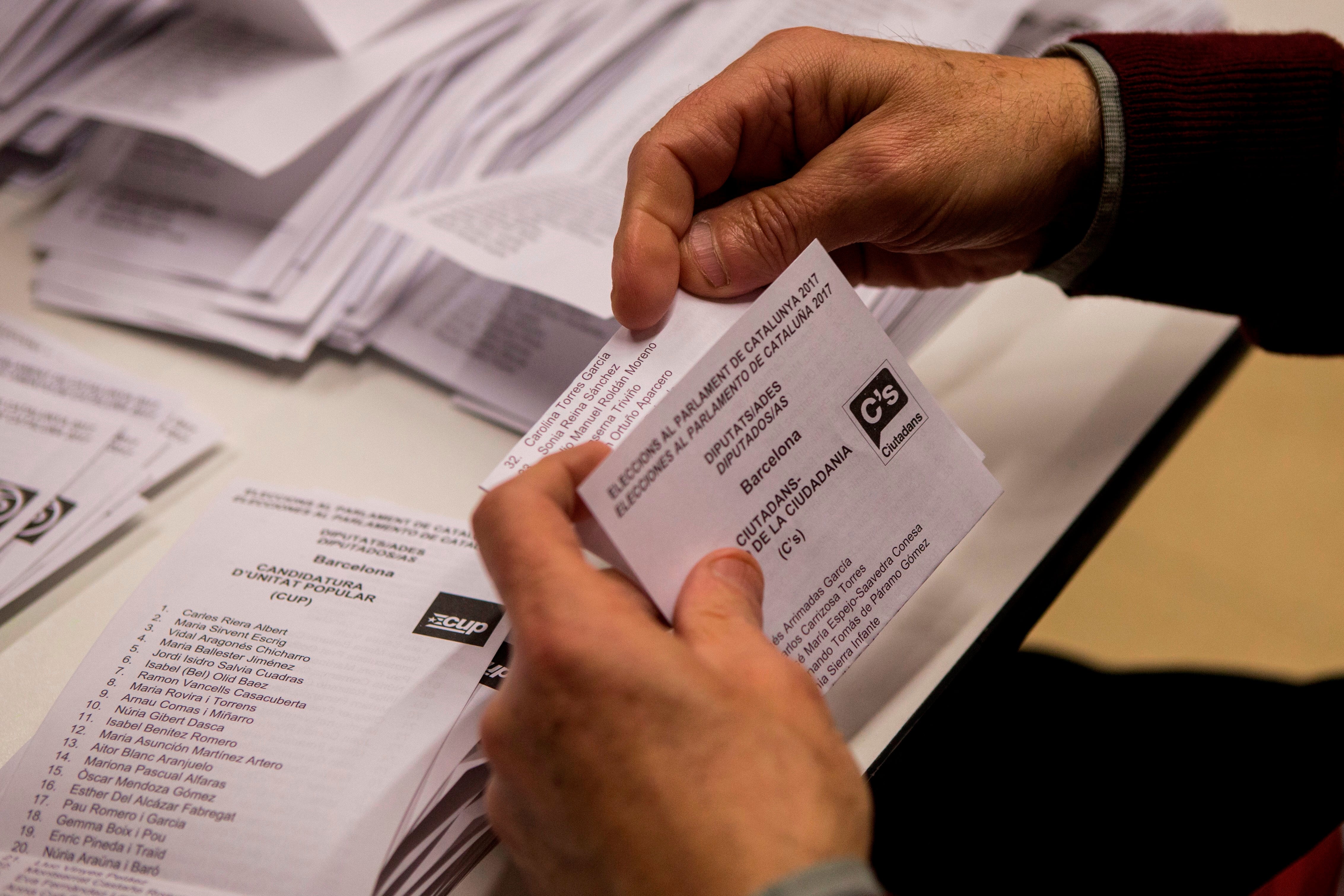 Elecciones Cataluña: ¿Quién puede votar, cómo se puede acudir a las urnas y qué documentación se necesita? Elecciones Cataluña: ¿Quién puede votar, cómo se puede acudir a las urnas y qué documentación se necesita?