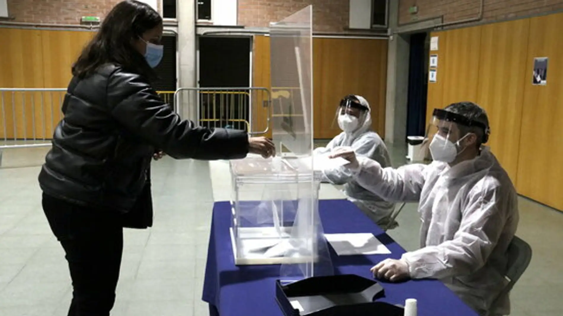 Un simulacre de votació en un col·legi de Girona