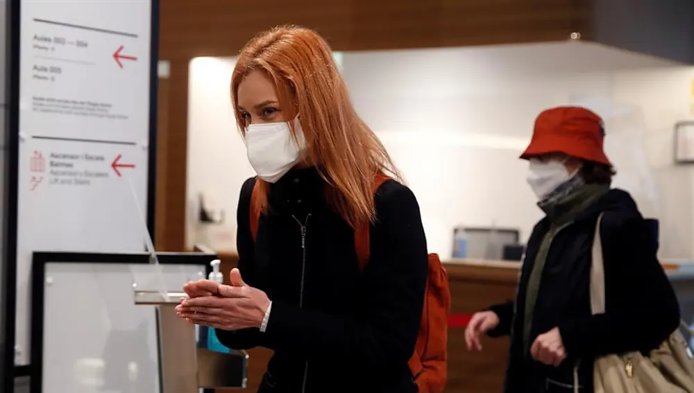La candidata de En Comú Podem a la Generalitat, Jéssica Albiach, se limpia las manos antes de votar en su colegio electoral en Barcelona La candidata de En Comú Podem a la Generalitat, Jéssica Albiach, se limpia las manos antes de votar en su colegio electoral en Barcelona