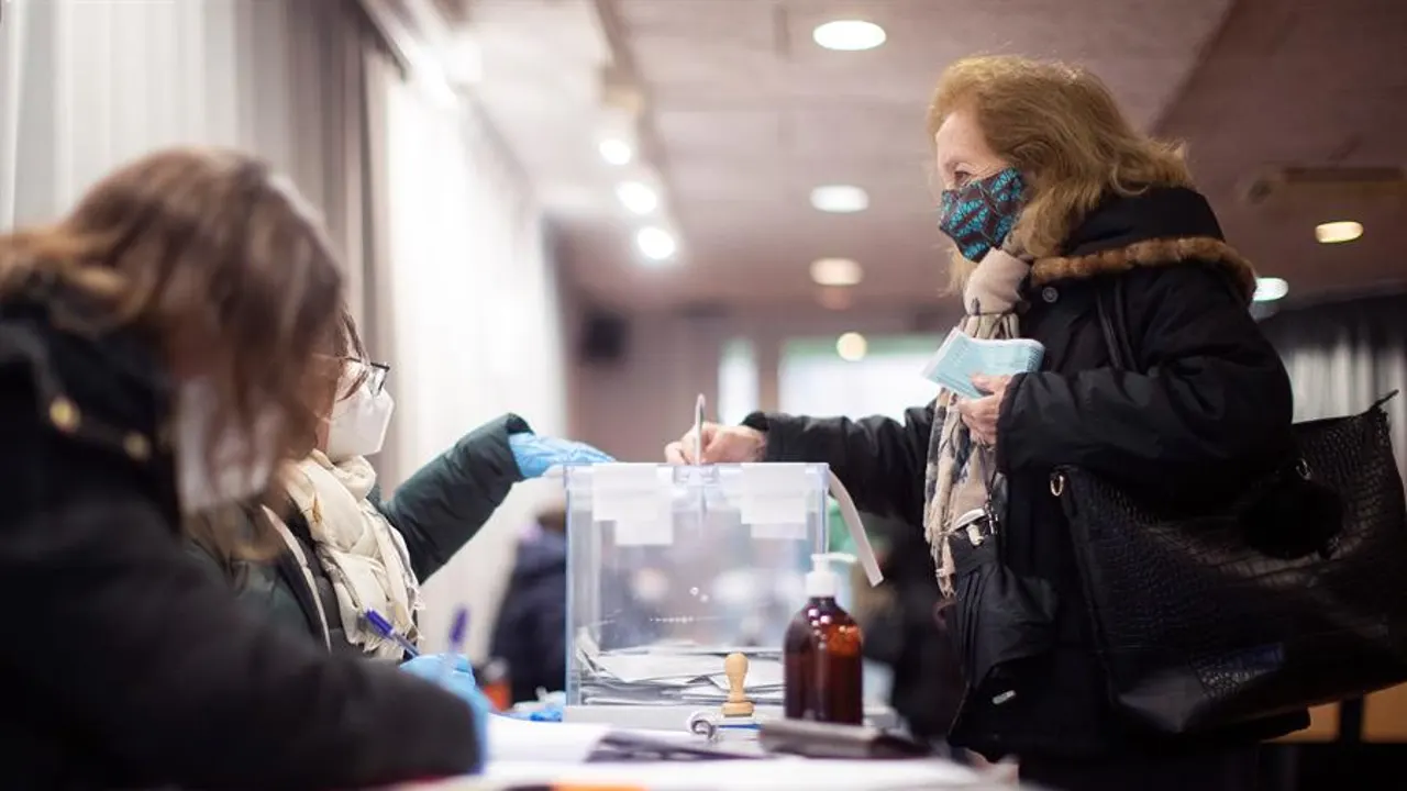 La participación en las elecciones catalanas se desploma casi 12 puntos respecto a los últimos comicios en Cataluña