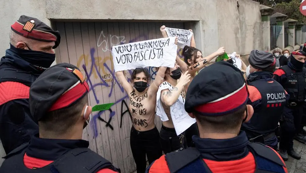 Varias activistas de FEMEN protestan frente al colegio electoral donde ha votado el candidato de Vox, Ignacio Garriga 