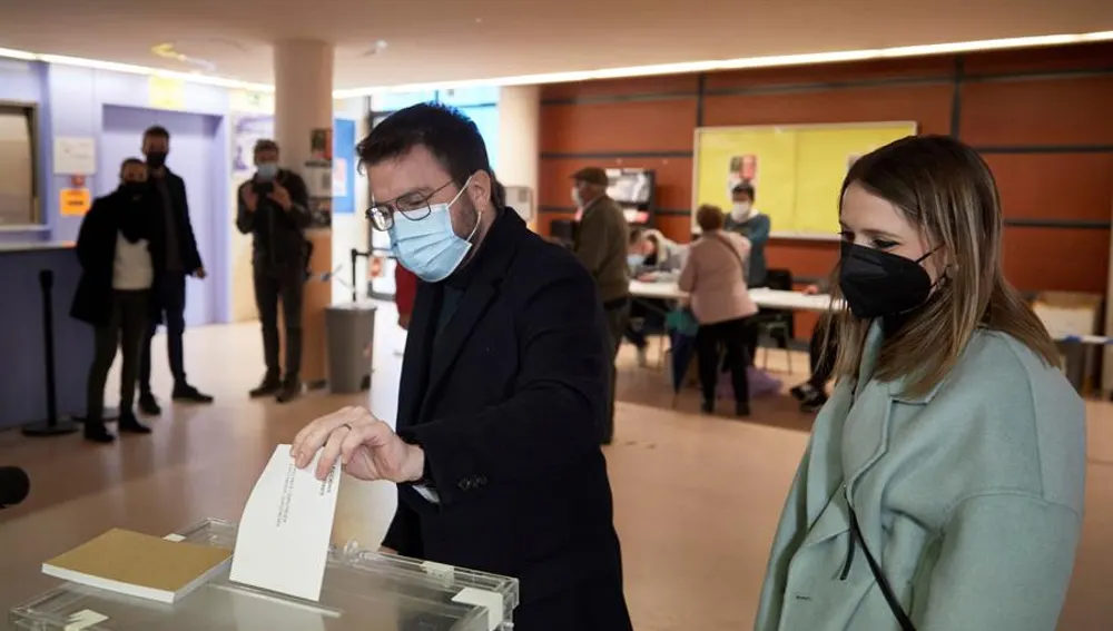 El candidato de ERC a la Presidencia de la Generalitat, Pere Aragonès, deposita su voto en el colegio electoral constituido en el Instituto Joan Coromines de la localidad barcelonesa de Pineda de Mar
