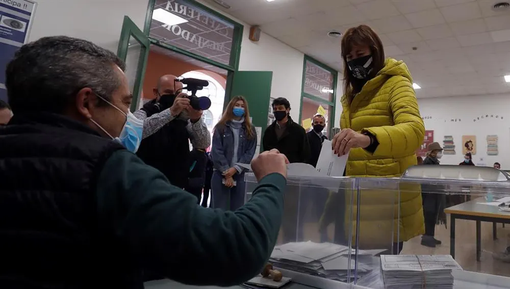 La candidata de JxCat a la presidencia de la Generalitat, Laura Borràs acude a votar