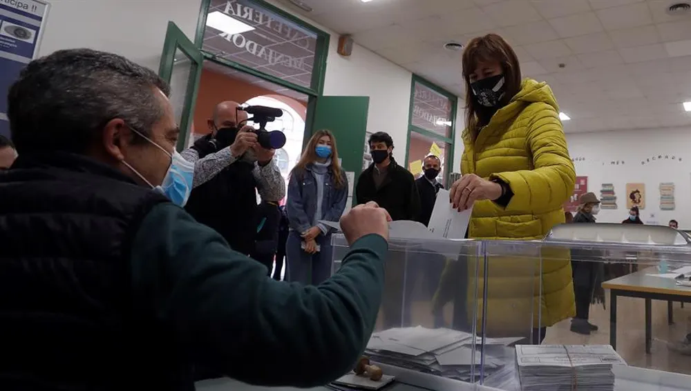 La candidata de JxCat a la presidencia de la Generalitat, Laura Borràs acude a votar La candidata de JxCat a la presidencia de la Generalitat, Laura Borràs acude a votar