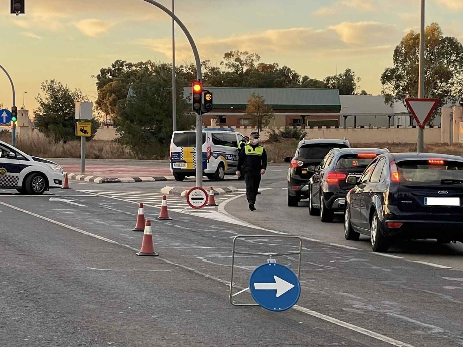 La Policía Local de Alicante disuelve veinte fiestas en viviendas y tres botellones La Policía Local de Alicante disuelve veinte fiestas en viviendas y tres botellones