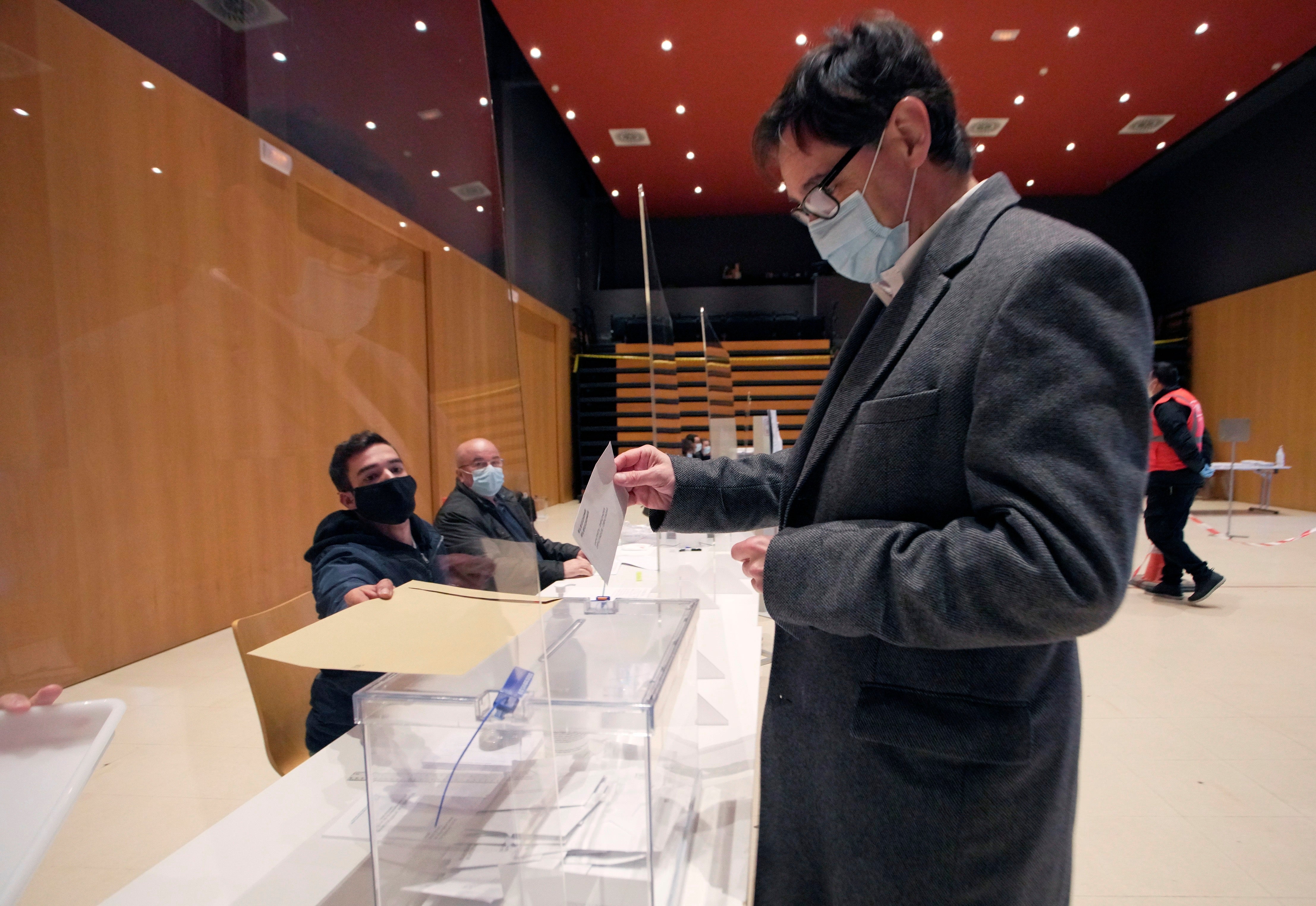 Salvador Illa deposita su voto en un colegio electoral en Cataluña. Salvador Illa deposita su voto en un colegio electoral en Cataluña.