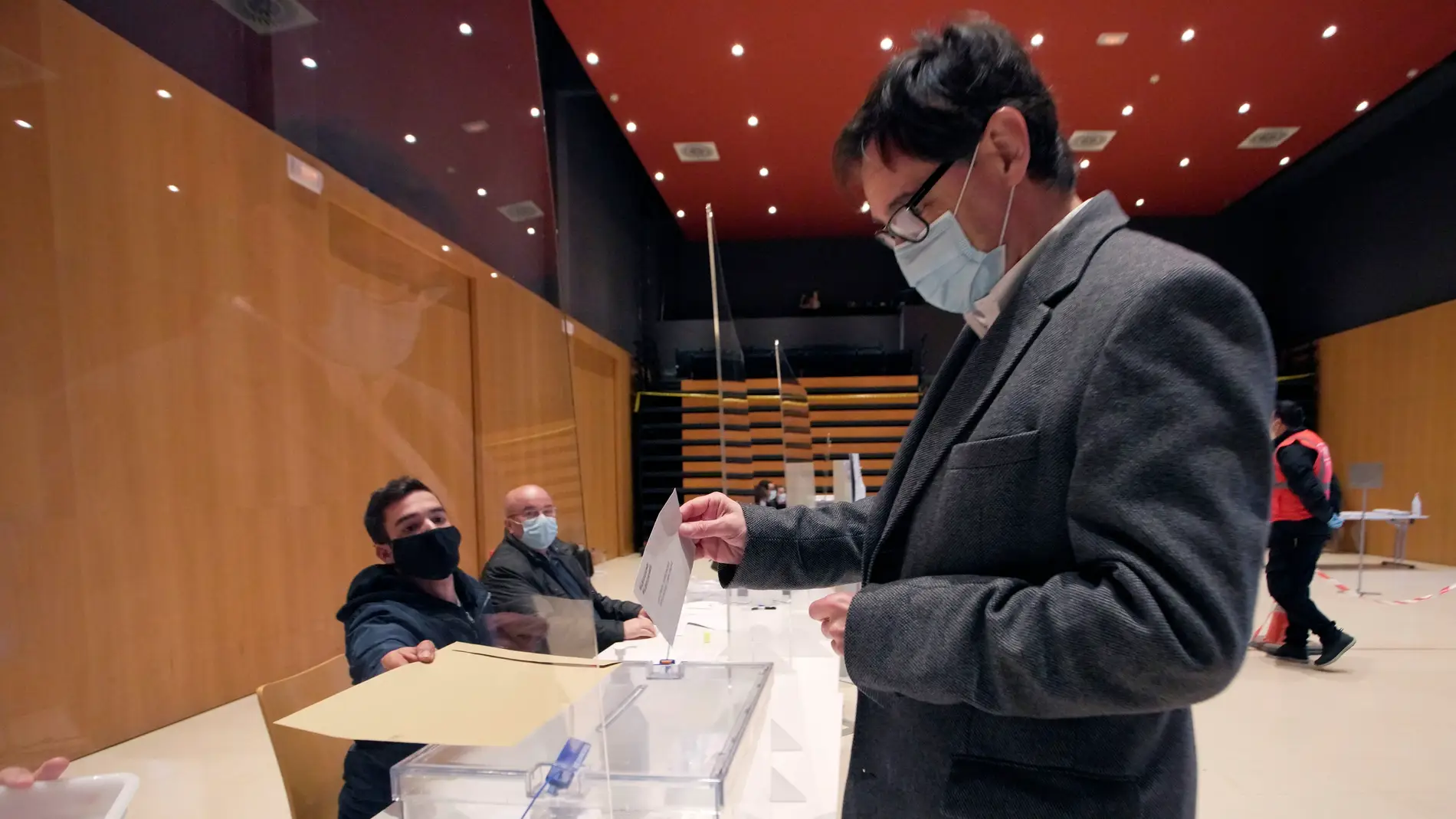 Salvador Illa deposita su voto en un colegio electoral en Cataluña.