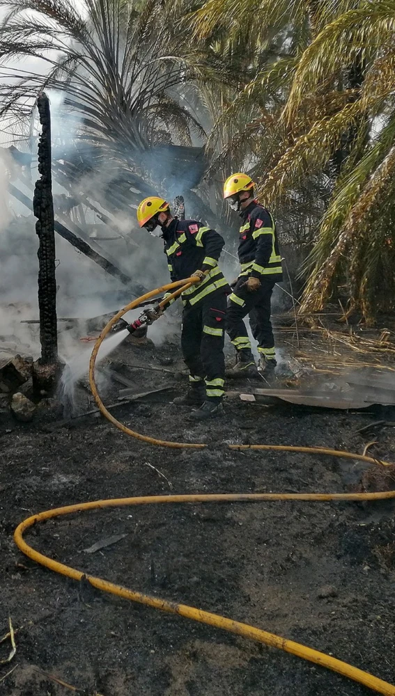 Dos bomberos en el incendio en San Felipe Neri de Crevillent.