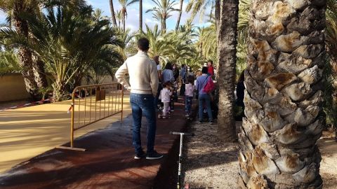 Padres en una de las puertas de acceso a Infantil del colegio El Palmeral de Elche del Camí de l'Almàssera.. Padres en una de las puertas de acceso a Infantil del colegio El Palmeral de Elche del Camí de l'Almàssera..